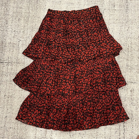 Lulu’s Duarte Black and Red Floral Print Pleated Tiered Midi Skirt - Picture 5 of 6